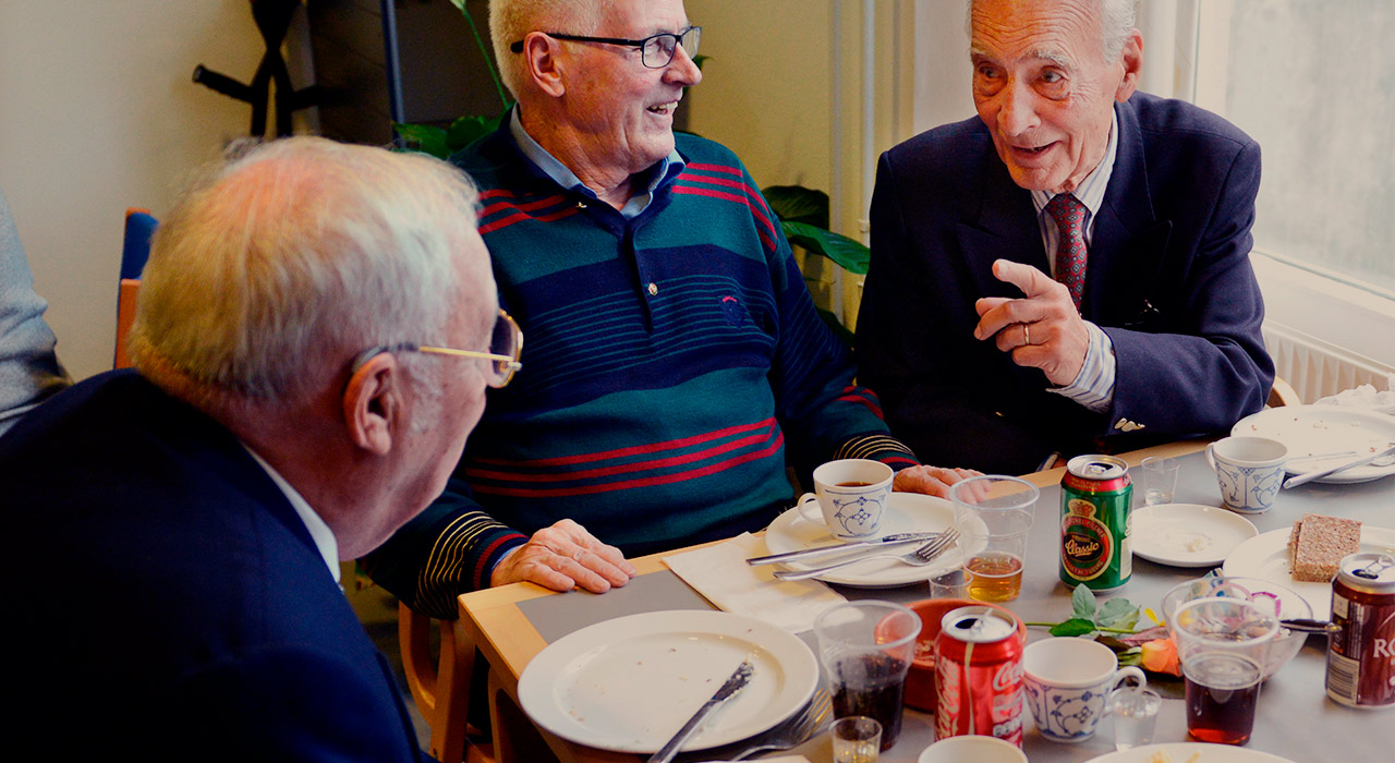 Danmark spiser sammen Deltag i Danmark spiser sammen i uge 17. Læs mere på aeldresagen.dk/sammenmed