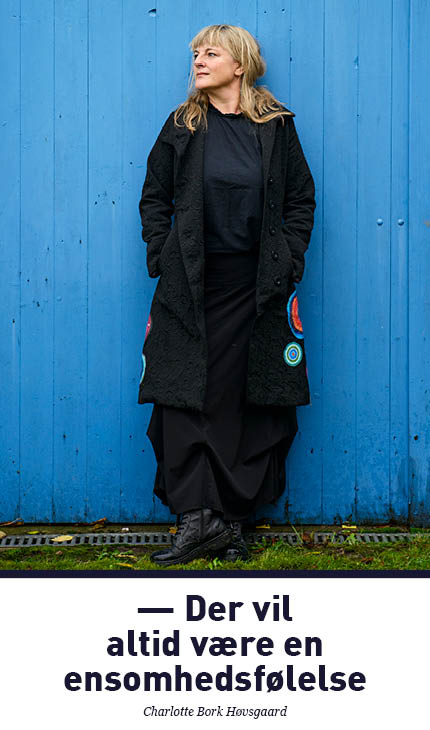 Portræt af Charlotte Bork Høvsgaard med citat om ensomheden efter et dødsfald