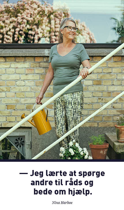 Portræt af pårørende Nina Harboe der står på en trappe med citat